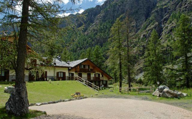 غريسّوني لا ترينيتي Residence Dei Walser المظهر الخارجي الصورة